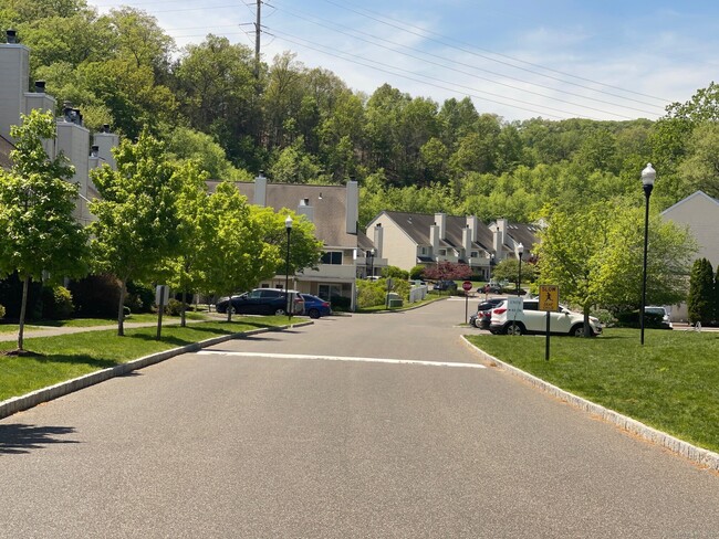 Building Photo - 307 Willow Springs