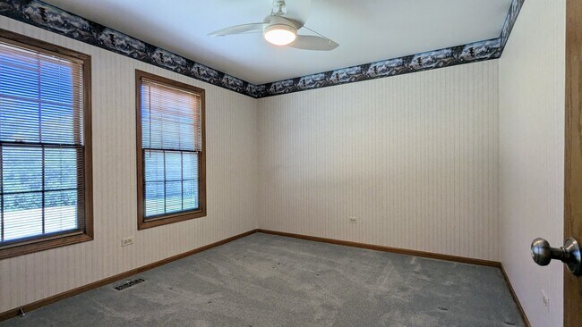 Building Photo - 12 Oneida Ln