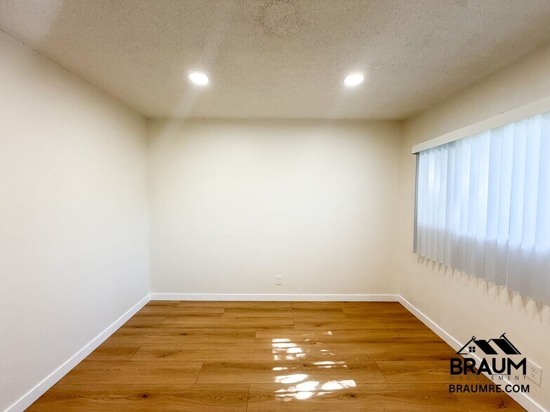 Building Photo - 5252 Hermitage Ave