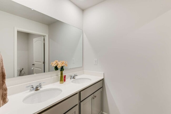 Building Photo - Like New - First Class Amenities