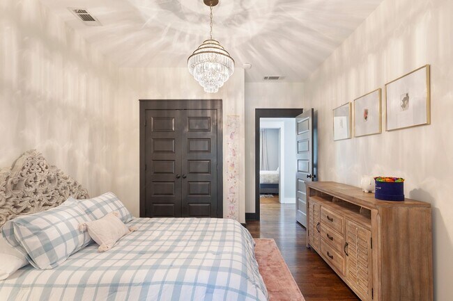 Building Photo - Gorgeous 4/3.5 w/ Bedroom on Main & Large,...