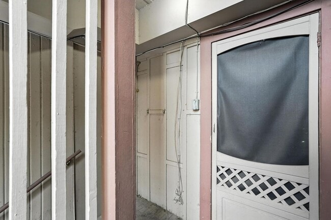 Building Photo - Beautiful 3-Bedroom Triplex in the Munger ...