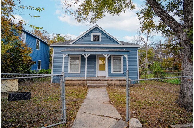 Primary Photo - Convenient Home near Downtown's Heart