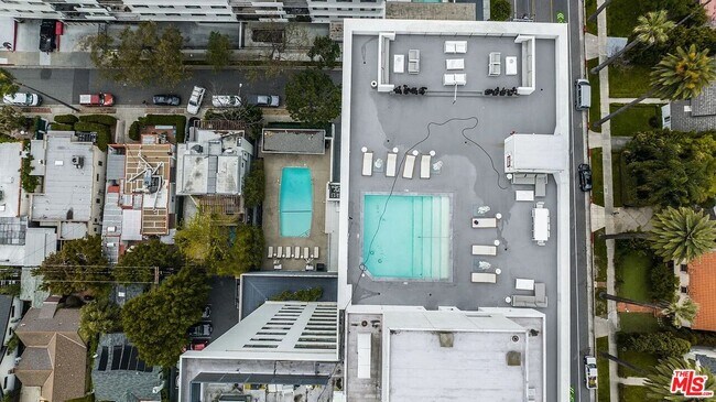 Building Photo - 838 N Doheny Dr