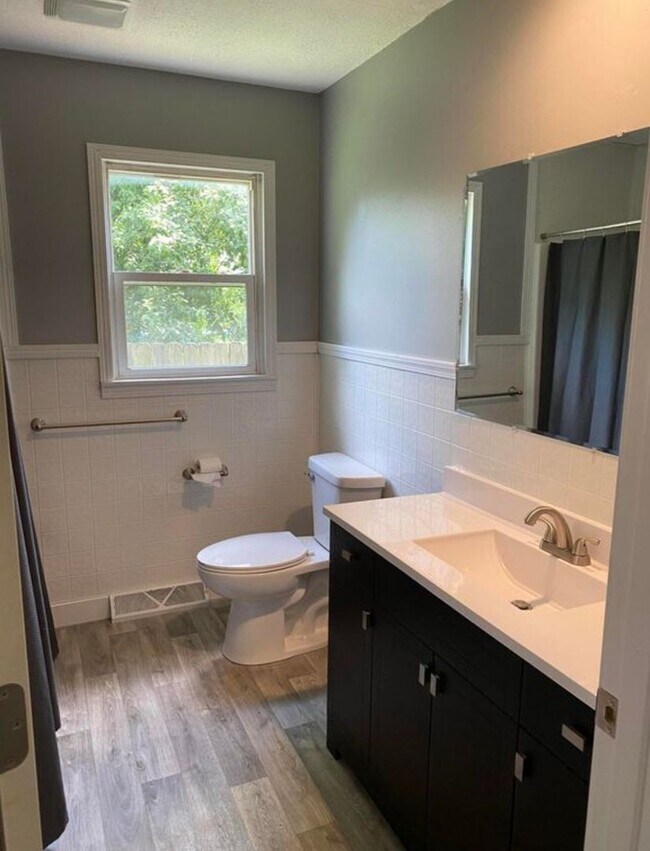 Building Photo - 4 bedroom/2 bath house