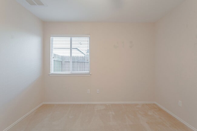 Building Photo - Inviting 4/BR 2/BA Home with Spacious Back...