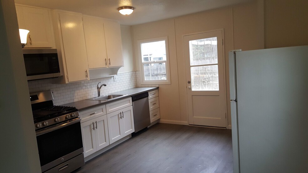 Building Photo - 663 Rose Ave