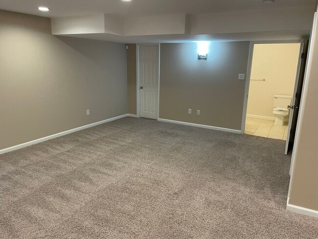 Building Photo - Beautiful 4 bedroom, 3 1/2 bath.