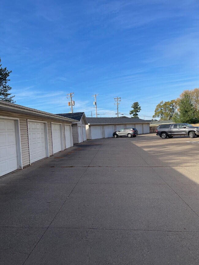 Building Photo - Large 2 Bedroom Apartment - Available August 1st