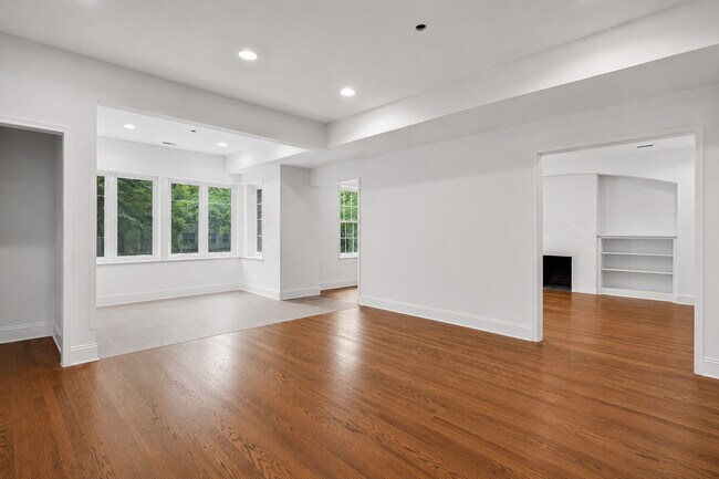 Building Photo - 6914 N Sheridan Rd