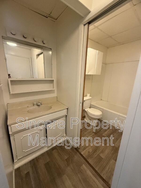 Building Photo - 813 N University St