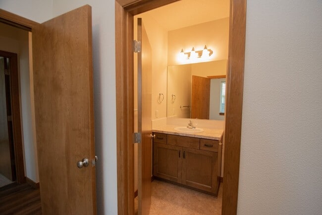 Building Photo - Wonderful 2BD Duplex in Great Washougal Lo...