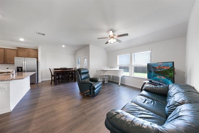 Building Photo - 627 Willow View Way