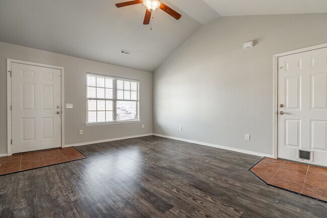 Building Photo - 3 Bedroom 2 Bath Home Near Wal Mart HQ!