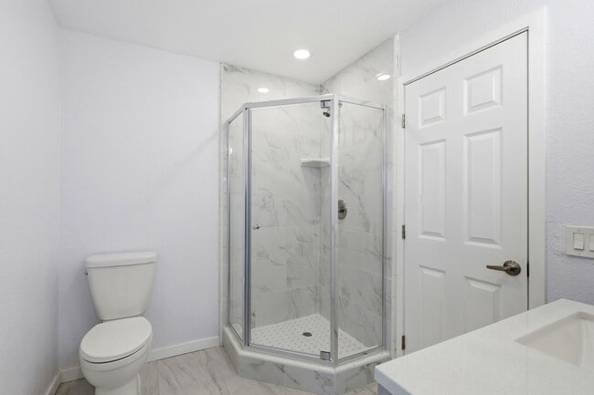 Building Photo - Centrally Located Property!