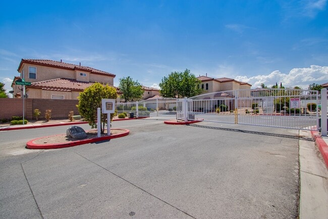 Building Photo - 4 bedroom 3 bath centrally located home