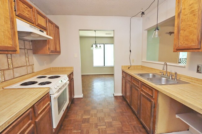 Building Photo - Spacious 2BR 2BA townhome in Village Creek!