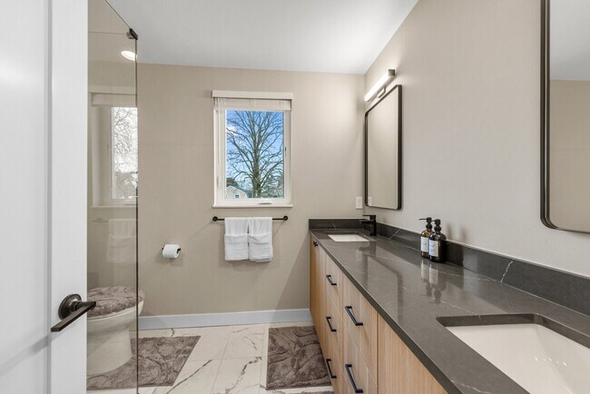 Building Photo - 305 18th Ave