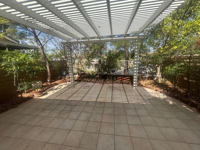 Building Photo - Beautiful 3-Bedroom Home with Covered Patio in Valencia!