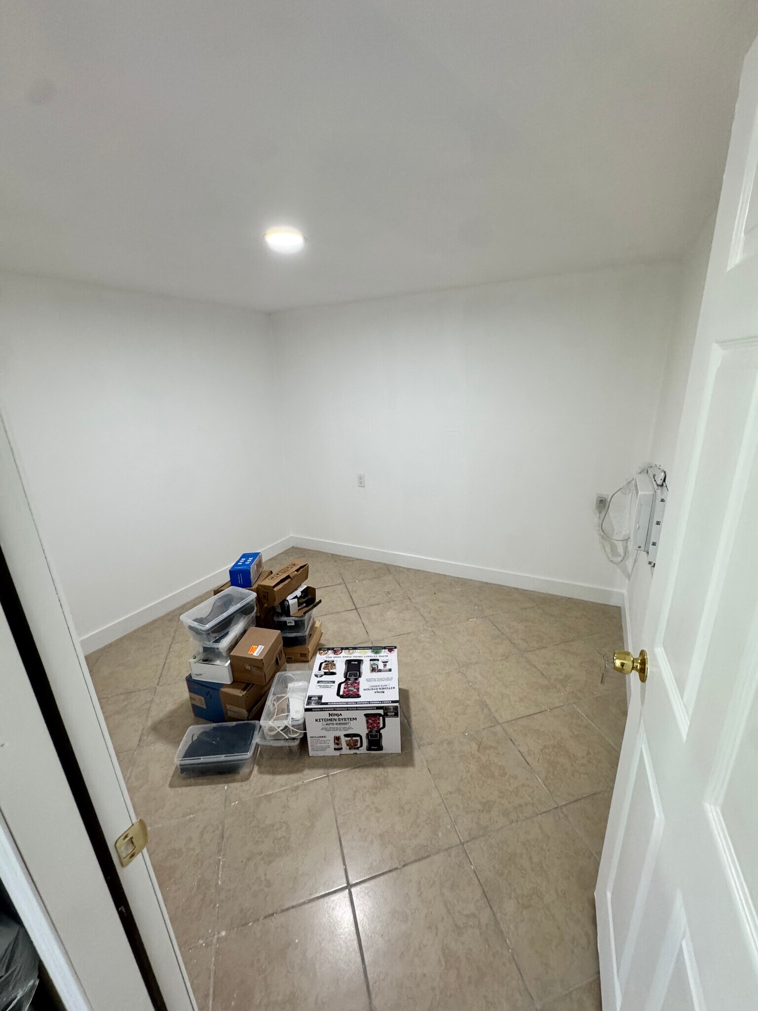 Building Photo - 1721 Manor Dr