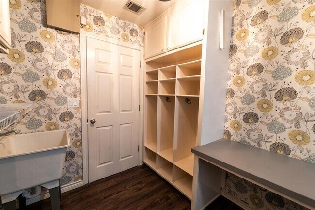 Building Photo - 300 Las Plumas Dr