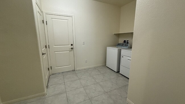 Building Photo - One Story 6-bedroom Home with Attached Casita