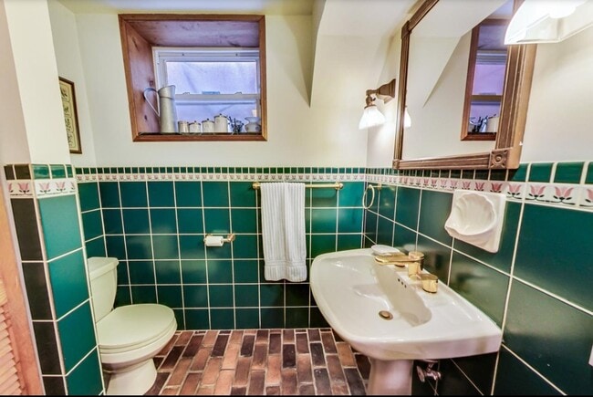 Building Photo - 940 W Cuyler Ave