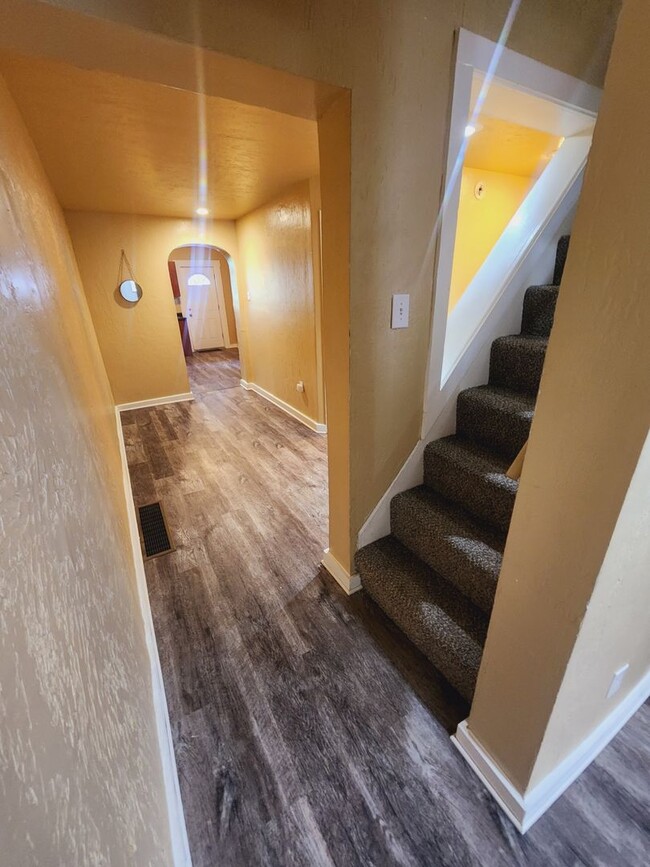 Building Photo - 2 Bed 1 Bath Townhouse for Rent in Lawrenc...