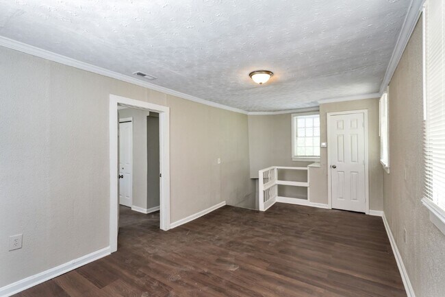 Building Photo - 3 Bedroom/2 Bath Move in Ready!