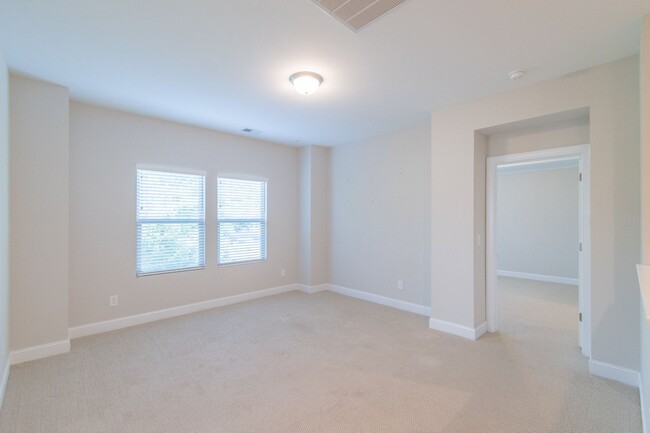 Building Photo - Spacious & Elegant 4 Bedroom Home in Fort ...