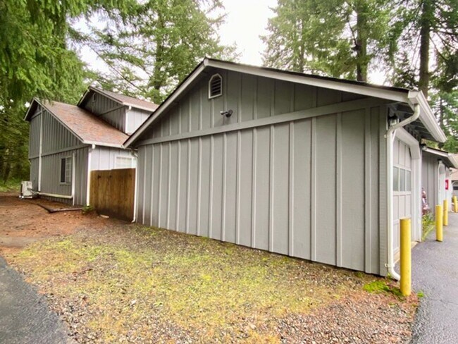 Building Photo - Quaint 2BR 1.5BA Condo in the Vineyards