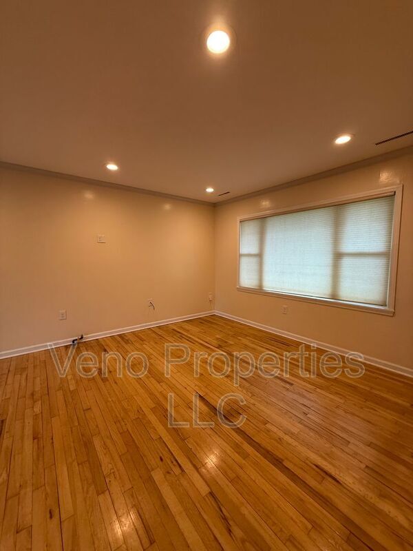 Building Photo - 330 Louden Rd