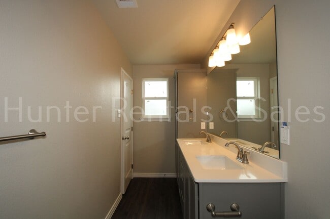 Building Photo - 505 Bonnie Dr