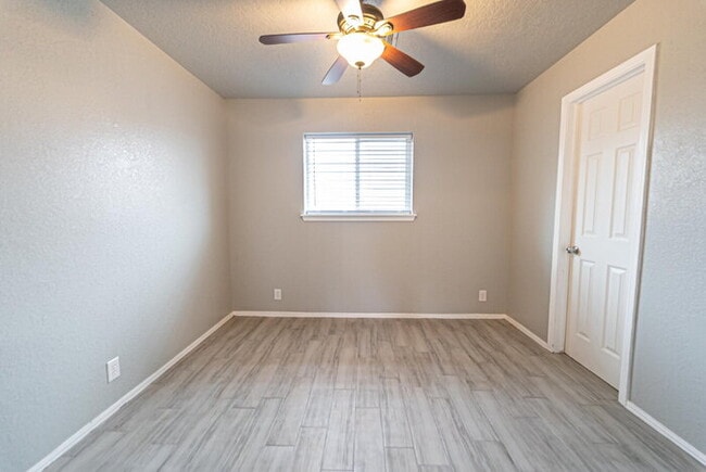 Building Photo - Updated 2-Bed, 1.5-Bath Townhome in NW Nor...