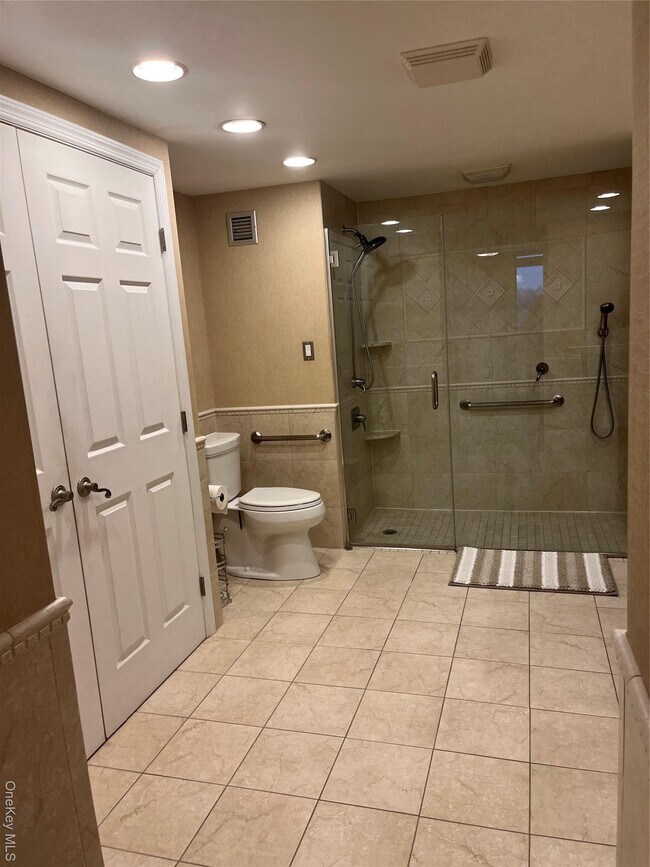 Building Photo - 2 Bay Club Dr