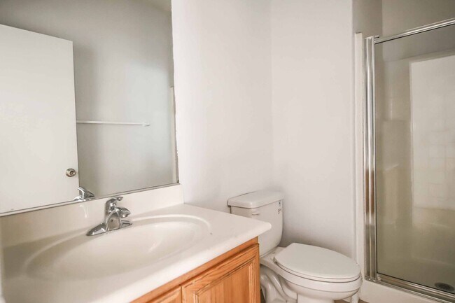 Building Photo - Cute 5 Bedroom Home with a 3 Car Garage!