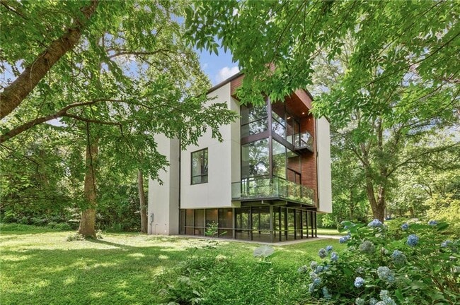 Building Photo - 2105 Fairhaven Cir NE
