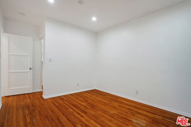 Building Photo - 476 S Roxbury Dr
