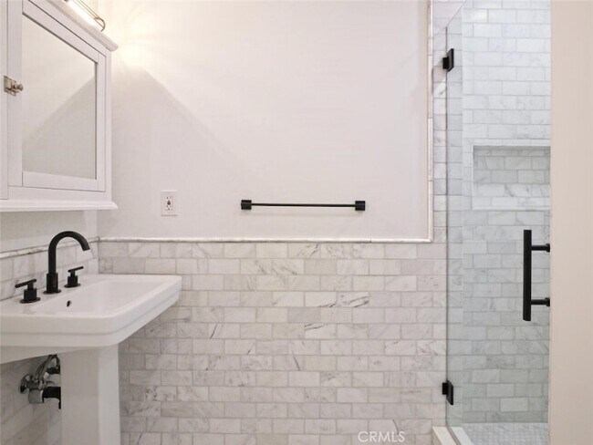 Building Photo - 446 W 40th St