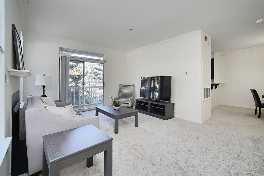 Primary Photo - 1960 Chain Bridge Rd