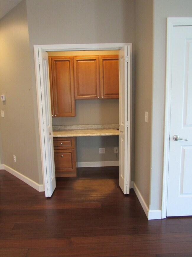 Building Photo - 405 E Palace Row