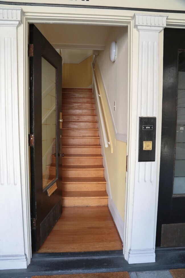 Building Photo - Dubois Apartments - 2 bedrooms