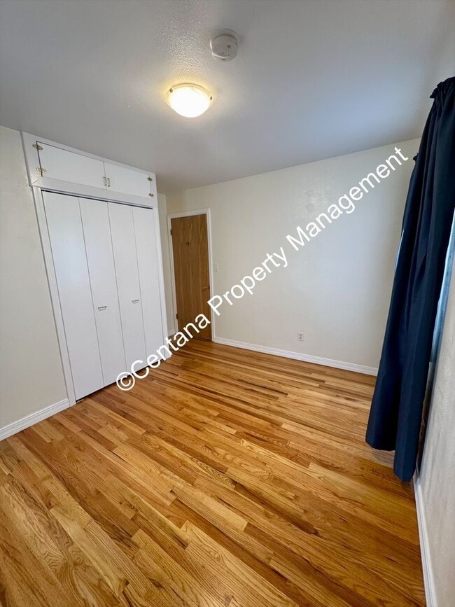 Building Photo - 3 Bed 1 Bath located on the flats