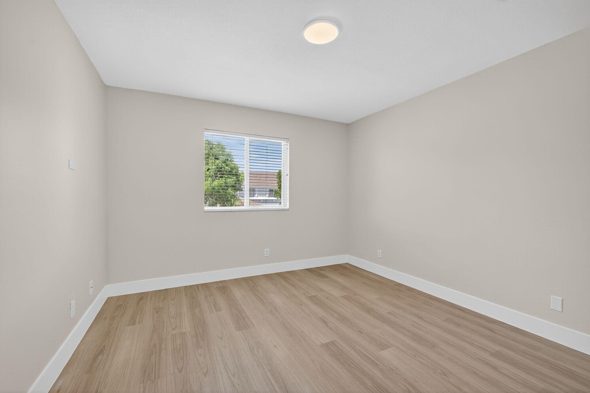 Building Photo - 2213 Oakmont Dr