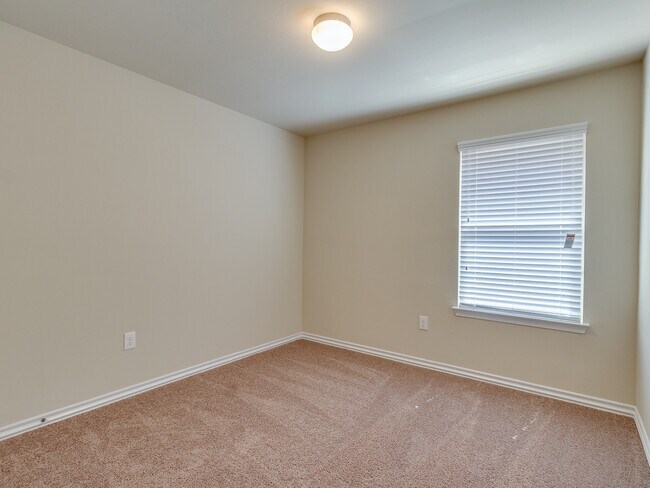 Building Photo - 4 Bedrooms/2 Baths in Falling Springs Addition - Deer Creek Schools - Community Pool
