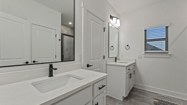 Building Photo - Charming 3-Bedroom Retreat with Cozy Fireplace