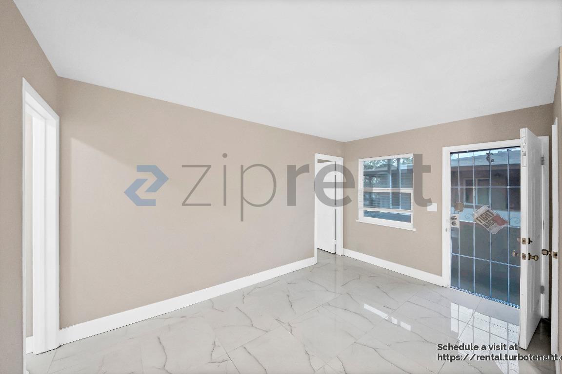 Building Photo - 1434 S Sycamore St