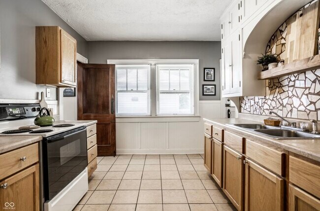 Building Photo - 907 N Riley Ave