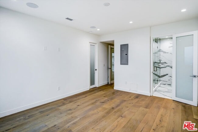 Building Photo - 100 S Doheny Dr