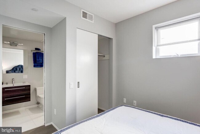 Building Photo - 2422 17th St NW